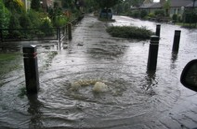 Straatput loopt over bij zware regenval door hoosbui